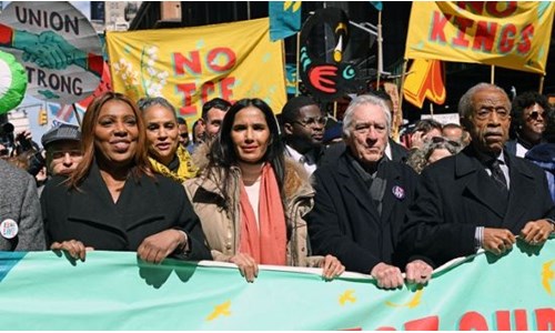 ABD'DE 'KRALLARA HAYIR' MİTİNGLERİNE ÜNLÜLER DE KATILDI